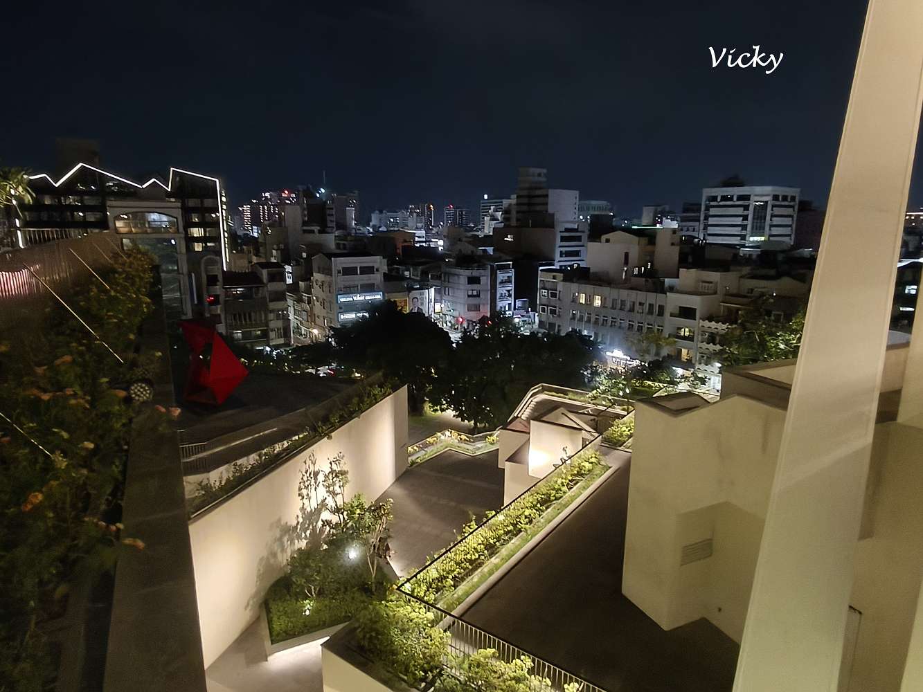 台南夜景推薦｜台南美術館2館夜景超浪漫！約會賞月、感受黑夜光影與微風