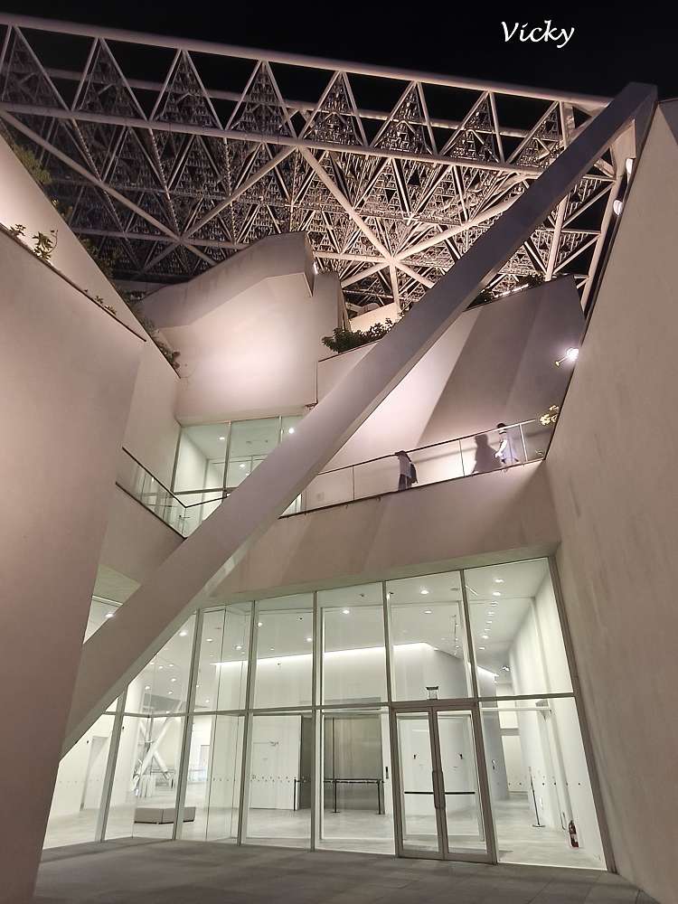 台南夜景推薦｜台南美術館2館夜景超浪漫！約會賞月、感受黑夜光影與微風