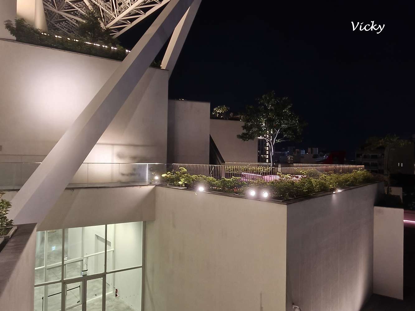 台南夜景推薦｜台南美術館2館夜景超浪漫！約會賞月、感受黑夜光影與微風