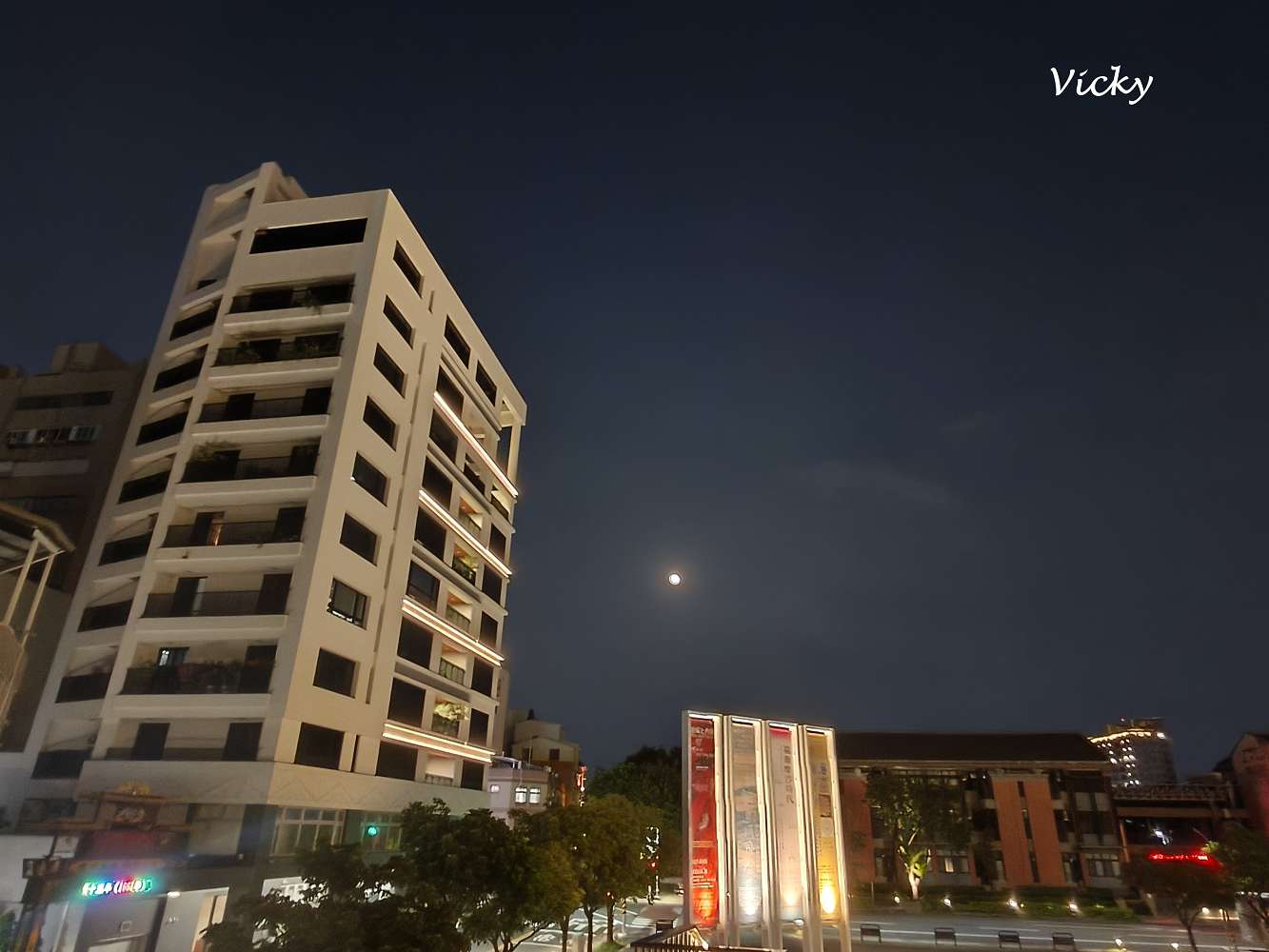 台南夜景推薦｜台南美術館2館夜景超浪漫！約會賞月、感受黑夜光影與微風