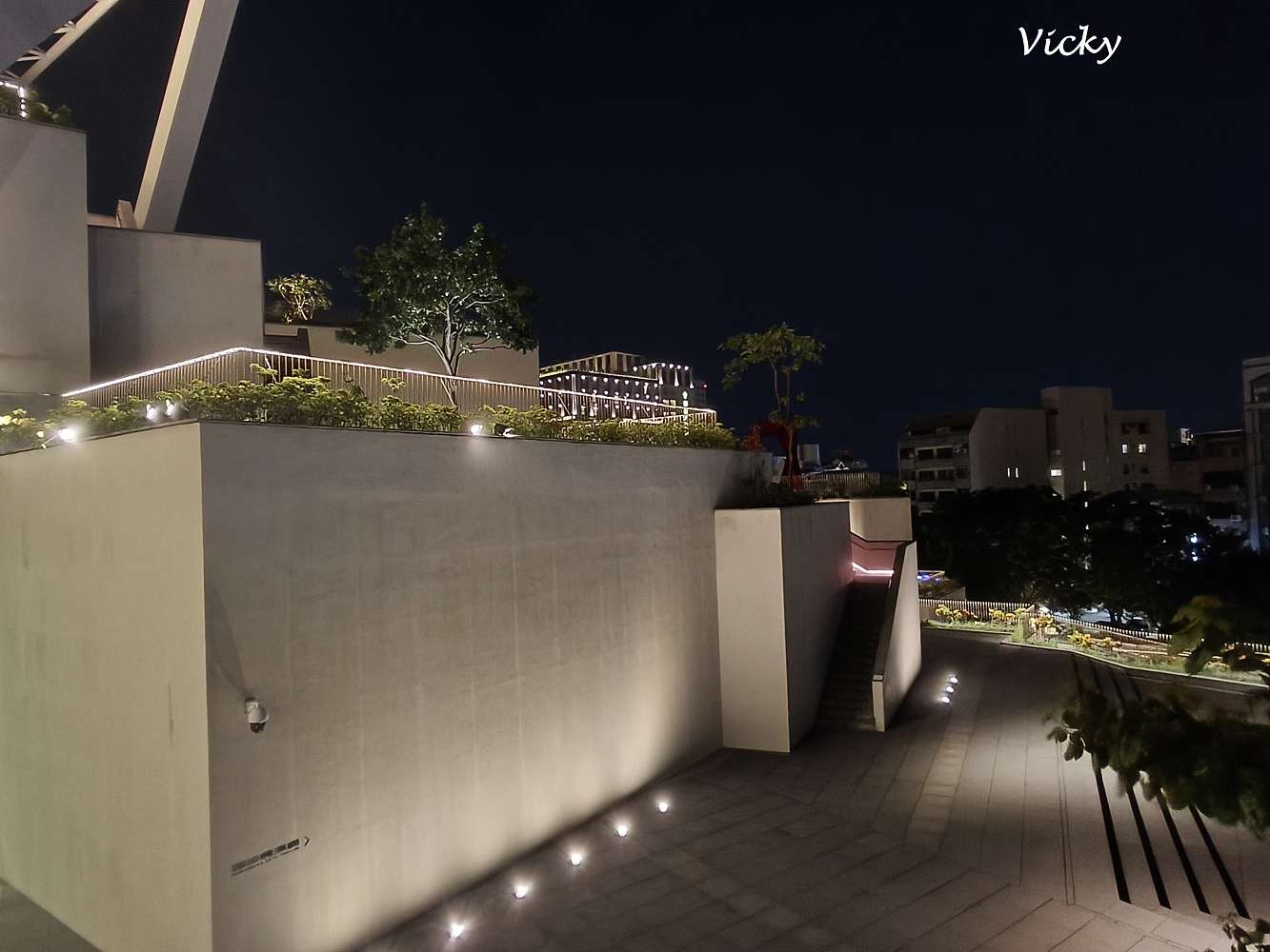 台南夜景推薦｜台南美術館2館夜景超浪漫！約會賞月、感受黑夜光影與微風