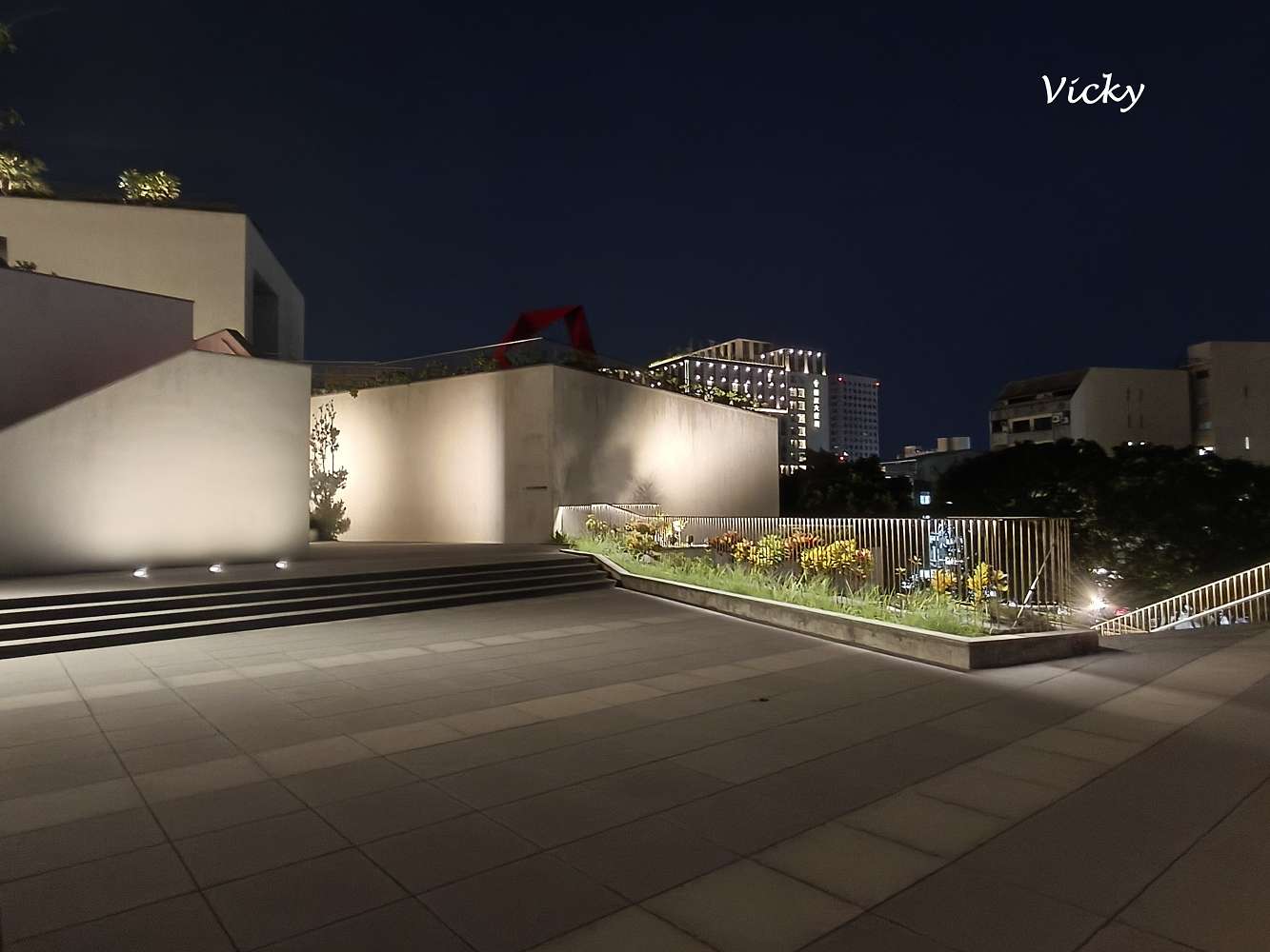 台南夜景推薦｜台南美術館2館夜景超浪漫！約會賞月、感受黑夜光影與微風