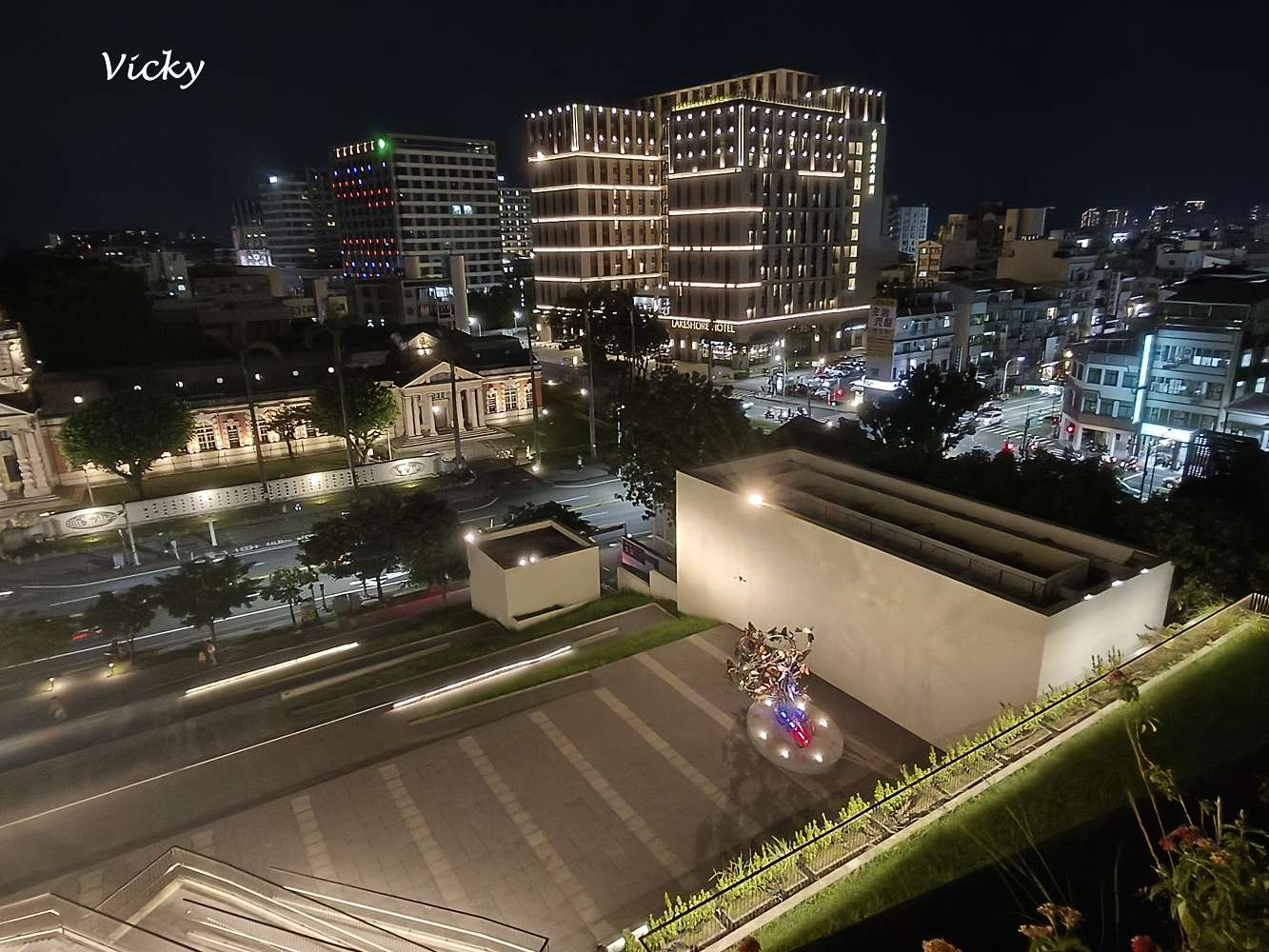 台南夜景推薦｜台南美術館2館夜景超浪漫！約會賞月、感受黑夜光影與微風