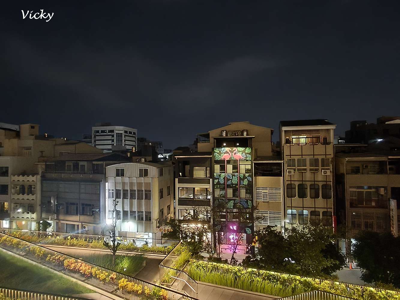 台南夜景推薦｜台南美術館2館夜景超浪漫！約會賞月、感受黑夜光影與微風