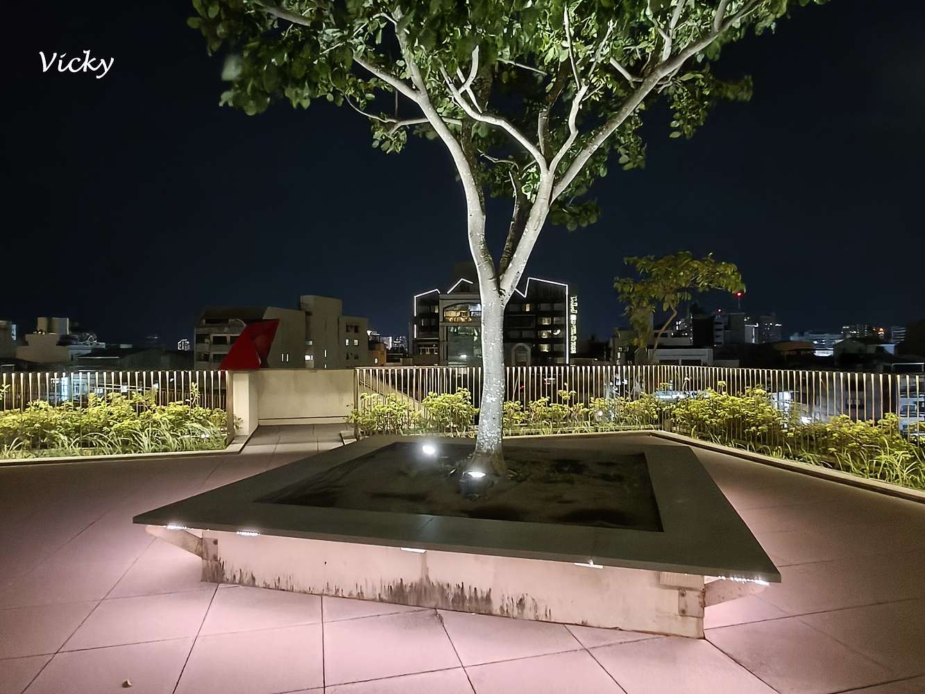 台南夜景推薦｜台南美術館2館夜景超浪漫！約會賞月、感受黑夜光影與微風