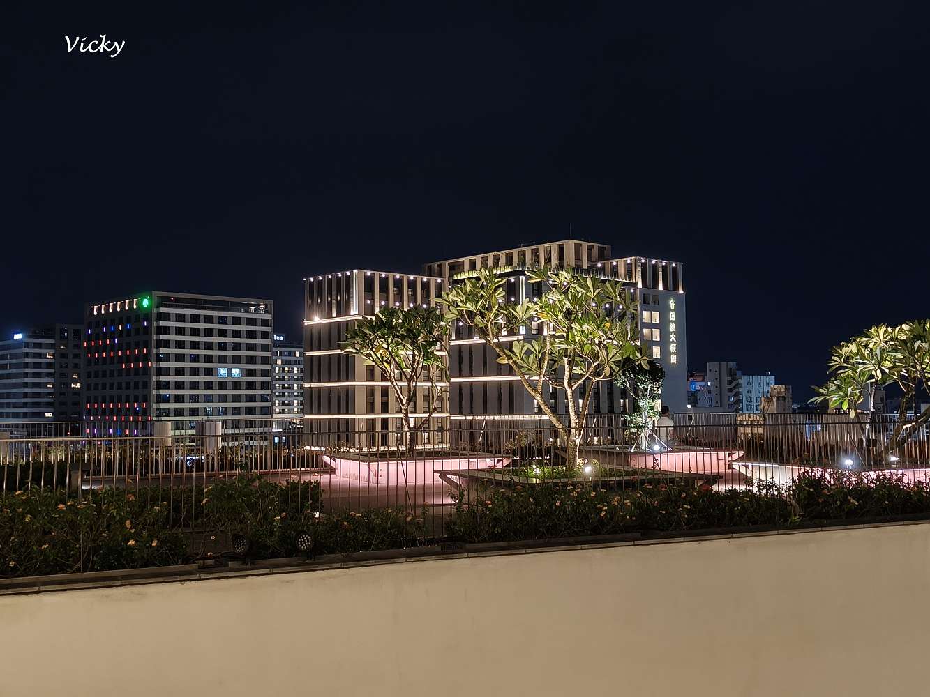 台南夜景推薦｜台南美術館2館夜景超浪漫！約會賞月、感受黑夜光影與微風