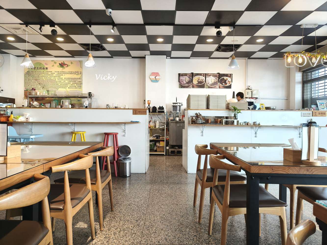 台南愛玉冰店推薦｜蓁愛玉手作坊複合式冰品店：隱身巷弄的大空間冰品店，愛玉、嫩仙草、鍋燒意麵通通有，附菜單