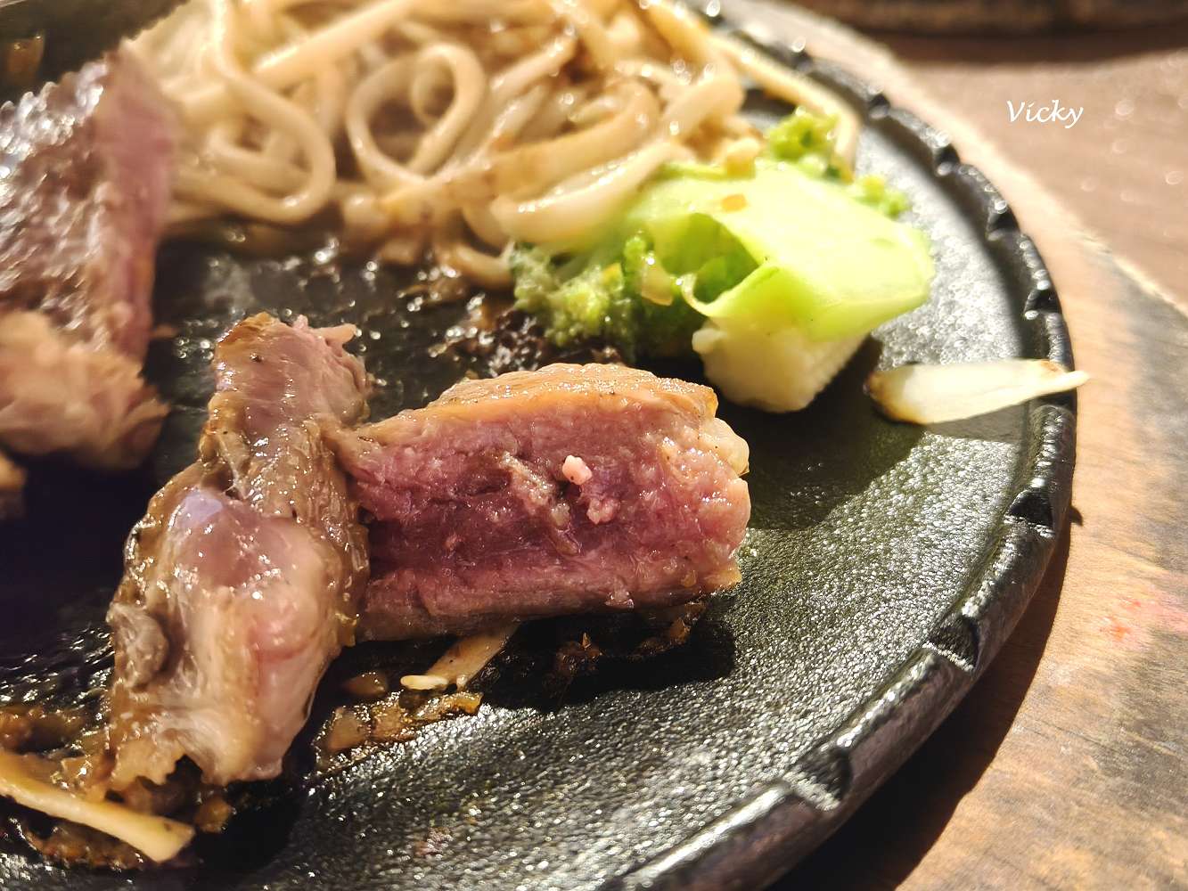 台南東門路美食推薦｜達樂斯美式牛排 東門店：平價大份量牛排、自助吧吃到飽！