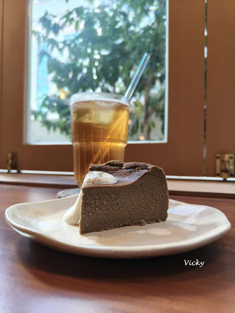 台南咖啡廳｜潺潺咖啡：巷弄裡的文青秘境，紅烏龍巴斯克與奶茶的完美午後時光（附最新菜單） @Vicky 媽媽的遊樂園