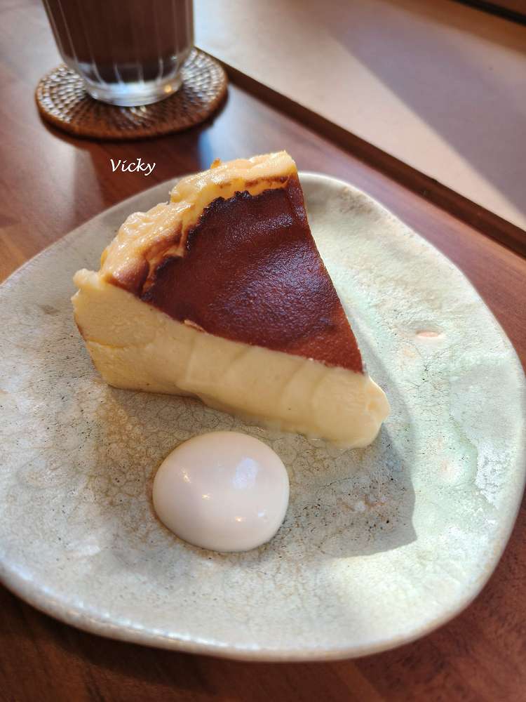 台南咖啡廳｜潺潺咖啡：巷弄裡的文青秘境，紅烏龍巴斯克與奶茶的完美午後時光（附最新菜單）