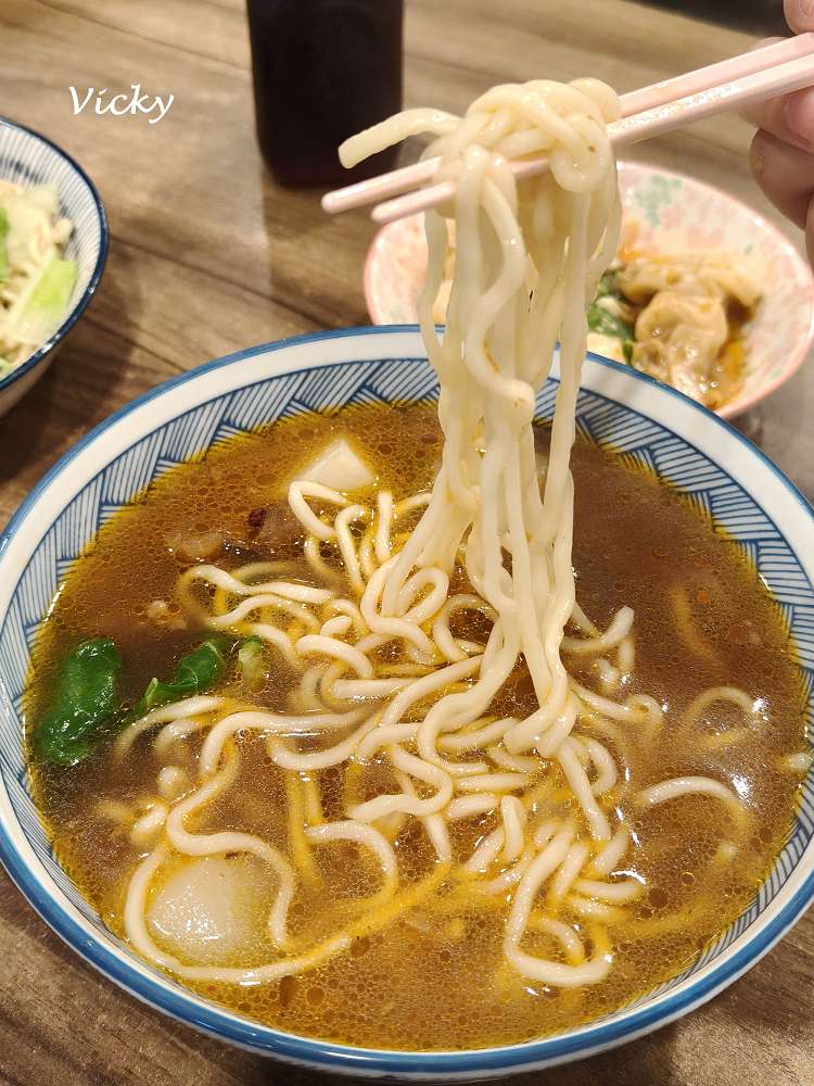 台南美食｜露露食麵所：隱身巷弄的驚喜！牛肉麵意外好吃，全家都讚不絕口的平價麵食館