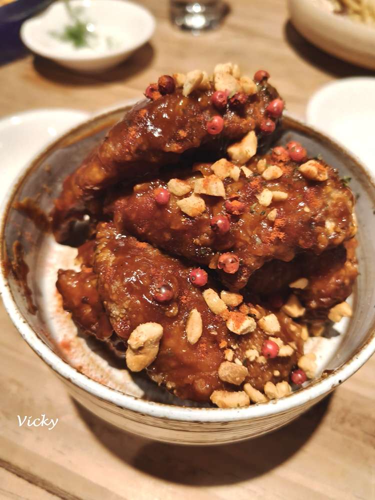 網站近期文章：台南美食︱在島之後 餐酒館：魔鬼藏在細節裡！從備長炭水到萬壽菊金黃濃湯，創意料理與食材美學兼具，附菜單