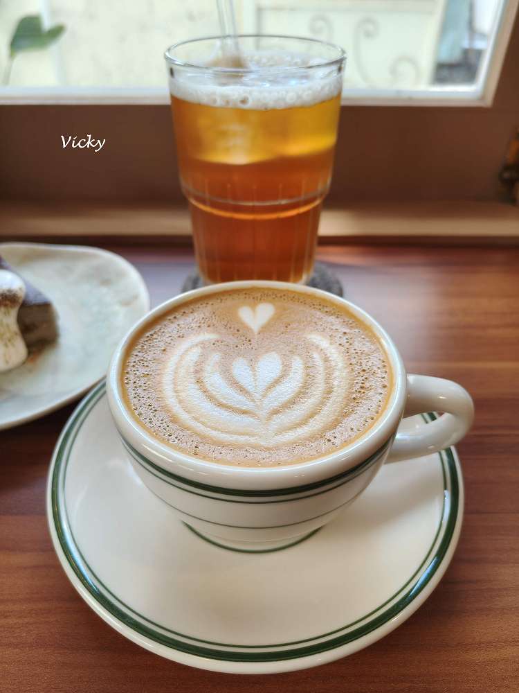 台南咖啡廳｜潺潺咖啡：巷弄裡的文青秘境，紅烏龍巴斯克與奶茶的完美午後時光（附最新菜單）