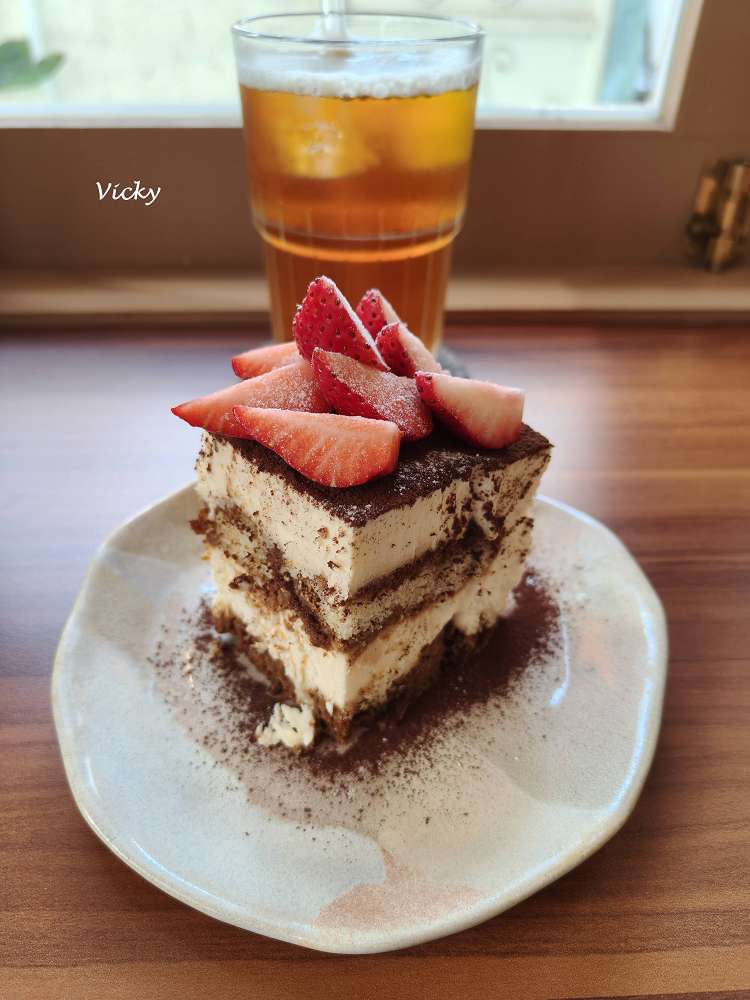 台南咖啡廳｜潺潺咖啡：巷弄裡的文青秘境，紅烏龍巴斯克與奶茶的完美午後時光（附最新菜單）