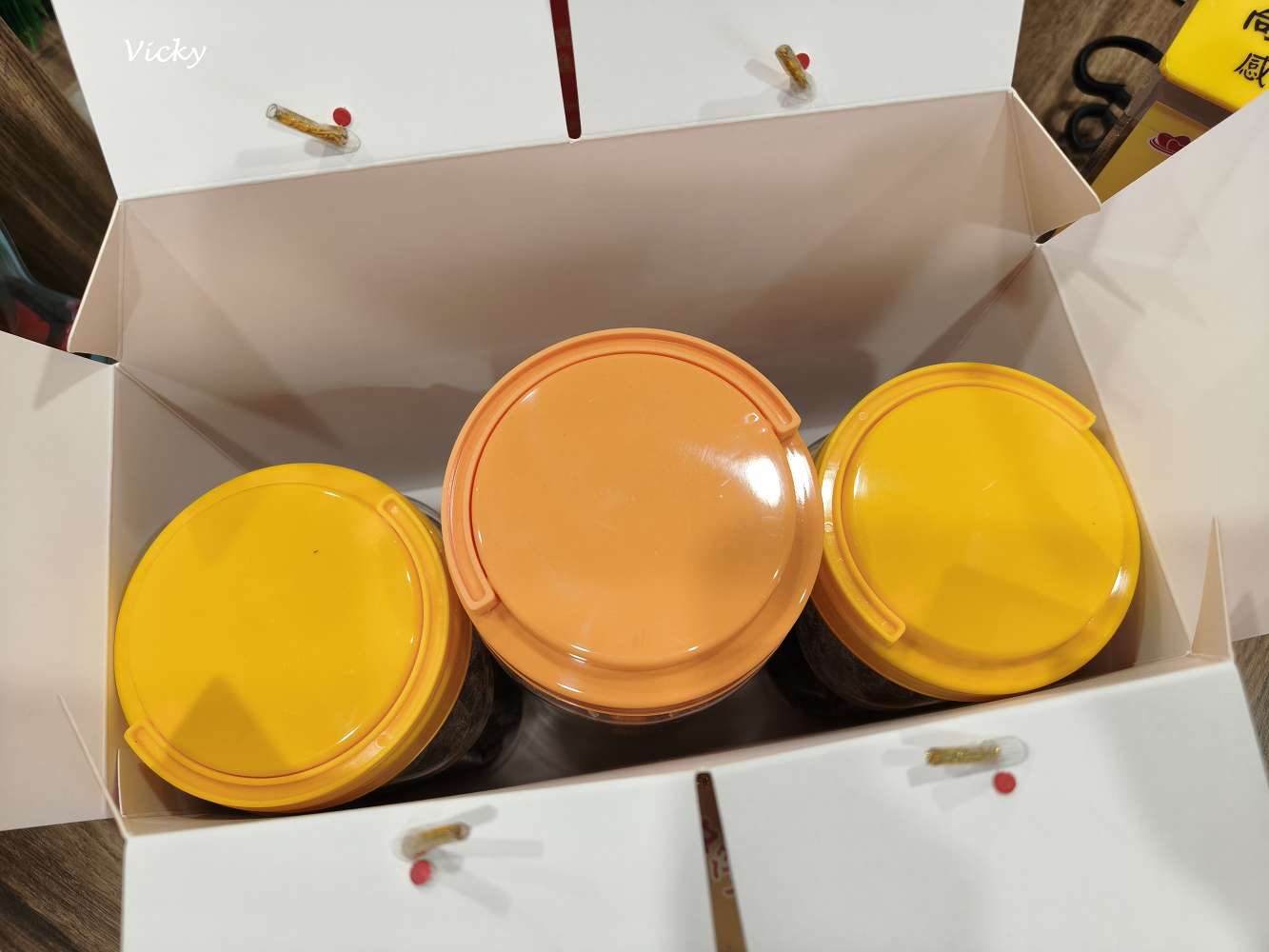 台南伴手禮︱華記蜜餞總店：緊鄰文化中心與巴克禮公園，停車方便、試吃大方，50元銅板價買到古早味，辦公室團購零食首選！