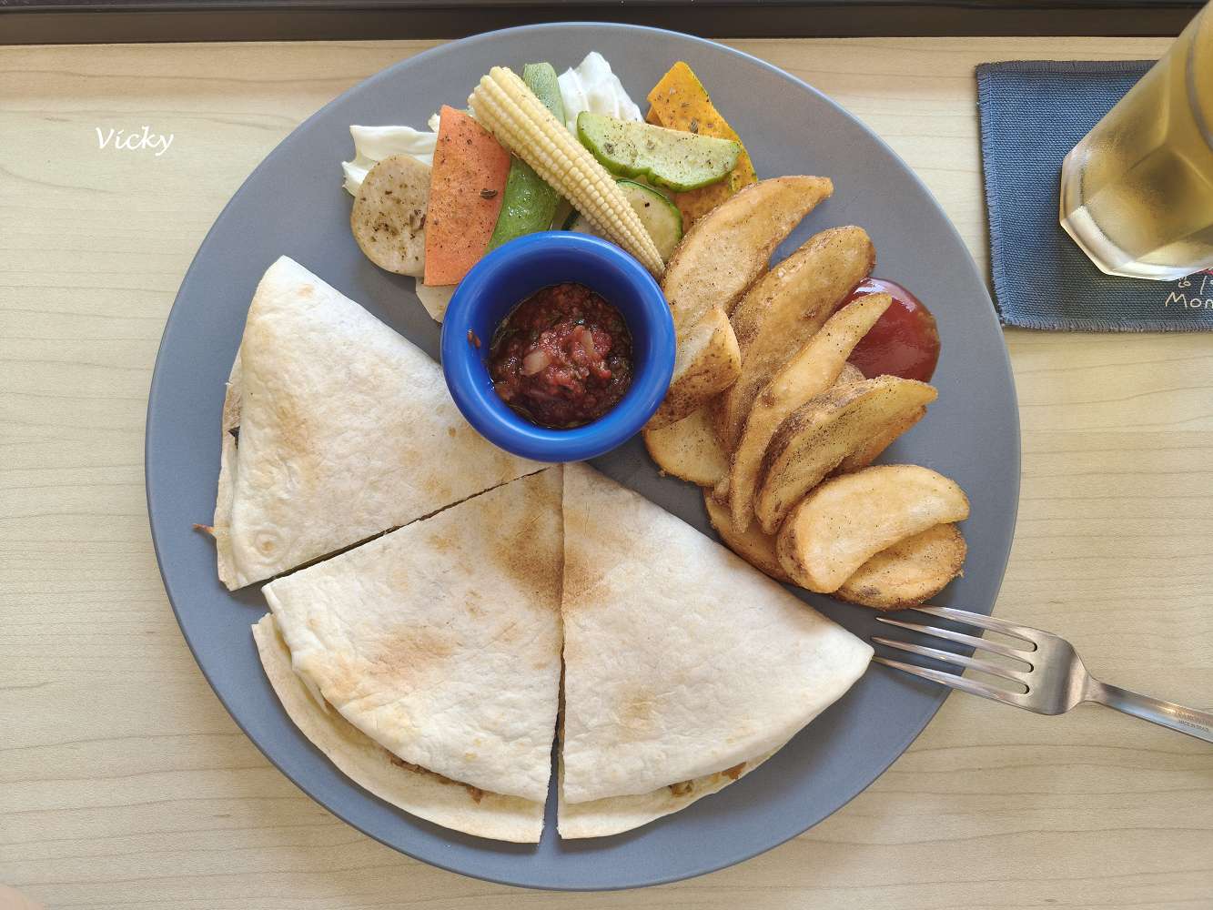 網站近期文章：台南東區美食｜漫客餐飲：羅勒豬肉烤餅香氣滿分！莎莎醬超加分，菜單、停車、環境完整分享