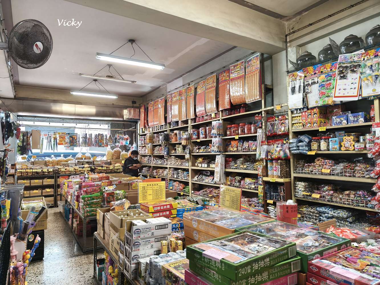 台南中西區 進興糖果行：穿越時空的甜蜜寶藏！從懷舊抽抽樂到異國軟糖，大人小孩的夢幻批發天堂