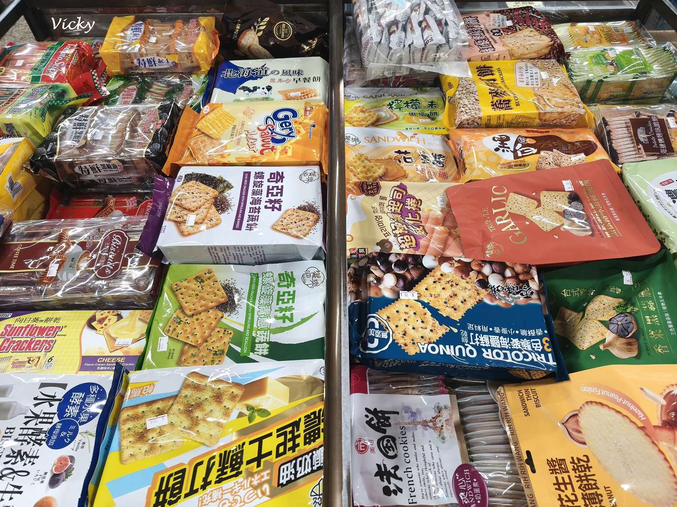 台南中西區 進興糖果行：穿越時空的甜蜜寶藏！從懷舊抽抽樂到異國軟糖，大人小孩的夢幻批發天堂