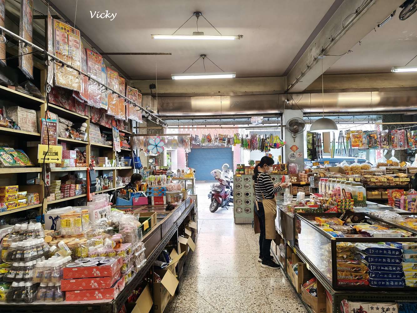 台南中西區 進興糖果行：穿越時空的甜蜜寶藏！從懷舊抽抽樂到異國軟糖，大人小孩的夢幻批發天堂