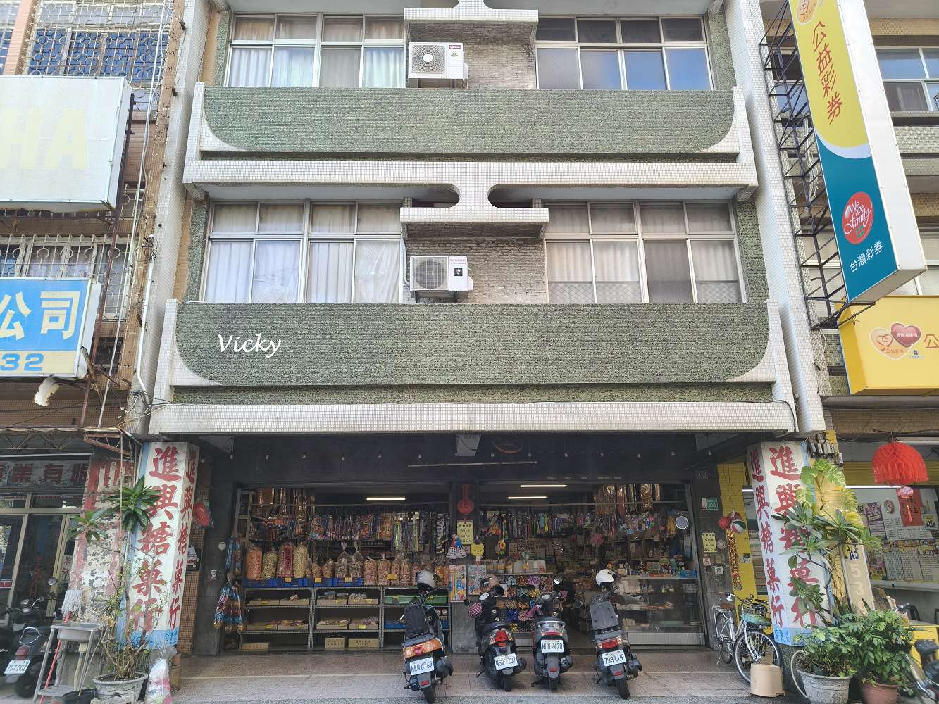 台南中西區 進興糖果行：穿越時空的甜蜜寶藏！從懷舊抽抽樂到異國軟糖，大人小孩的夢幻批發天堂