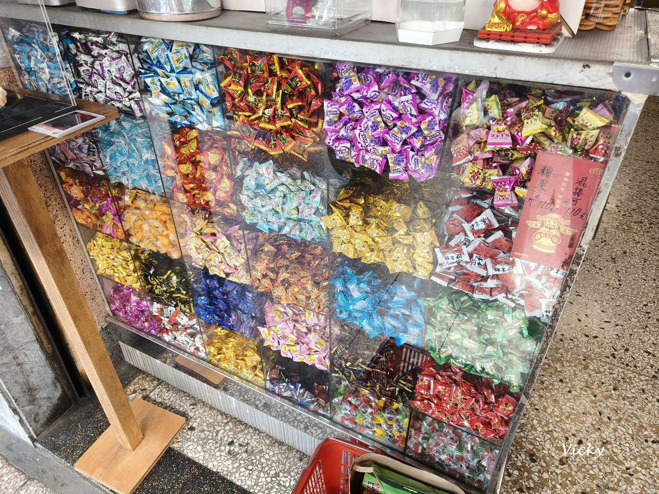 台南中西區 進興糖果行：穿越時空的甜蜜寶藏！從懷舊抽抽樂到異國軟糖，大人小孩的夢幻批發天堂