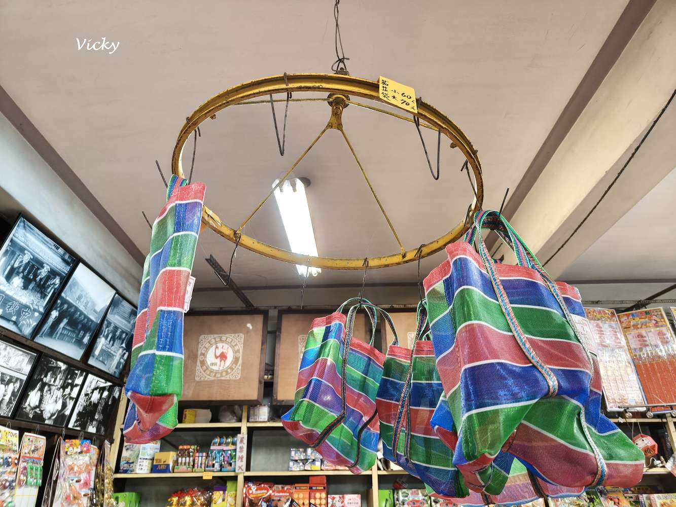 台南中西區 進興糖果行：穿越時空的甜蜜寶藏！從懷舊抽抽樂到異國軟糖，大人小孩的夢幻批發天堂