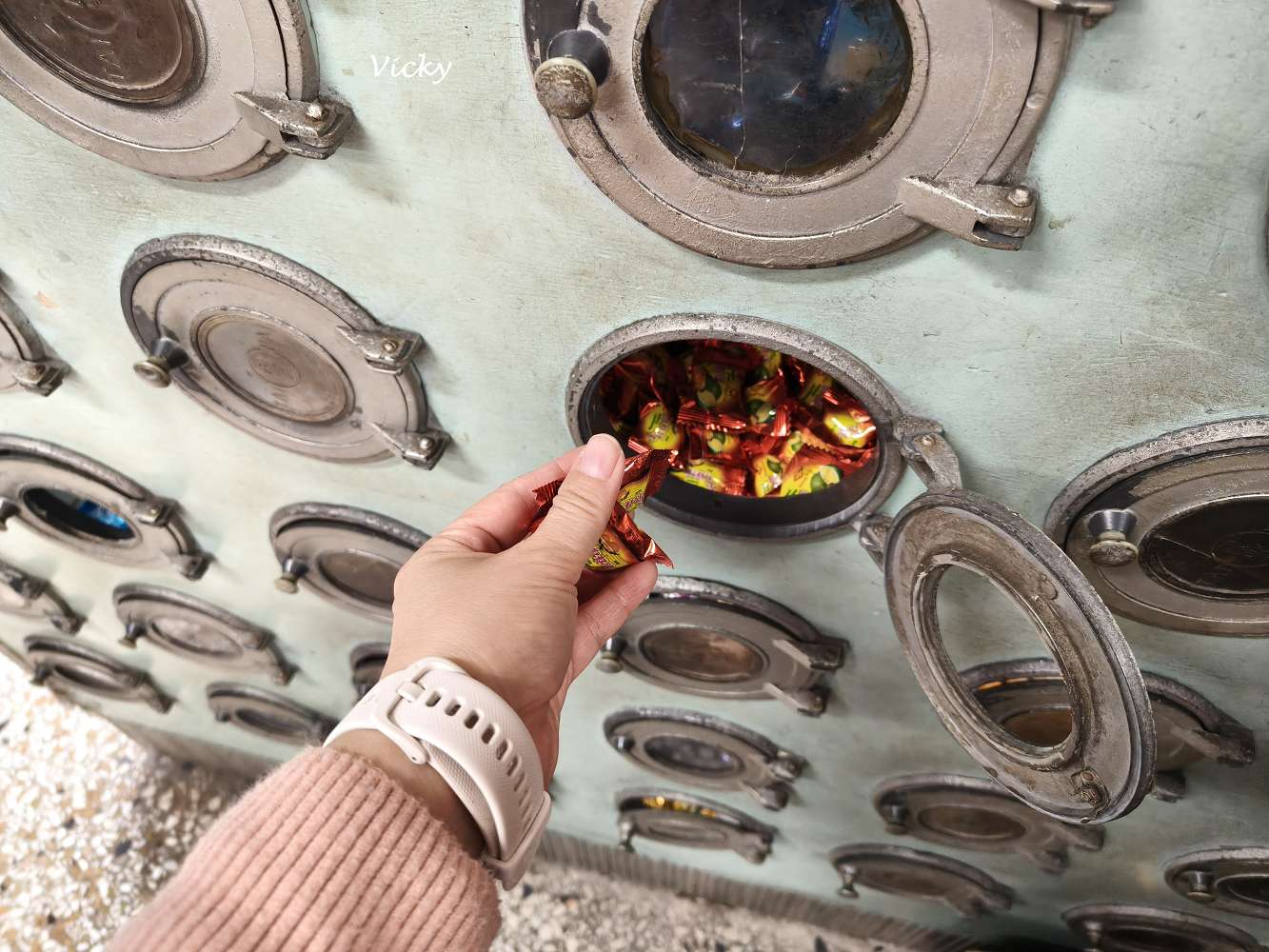 台南中西區 進興糖果行：穿越時空的甜蜜寶藏！從懷舊抽抽樂到異國軟糖，大人小孩的夢幻批發天堂