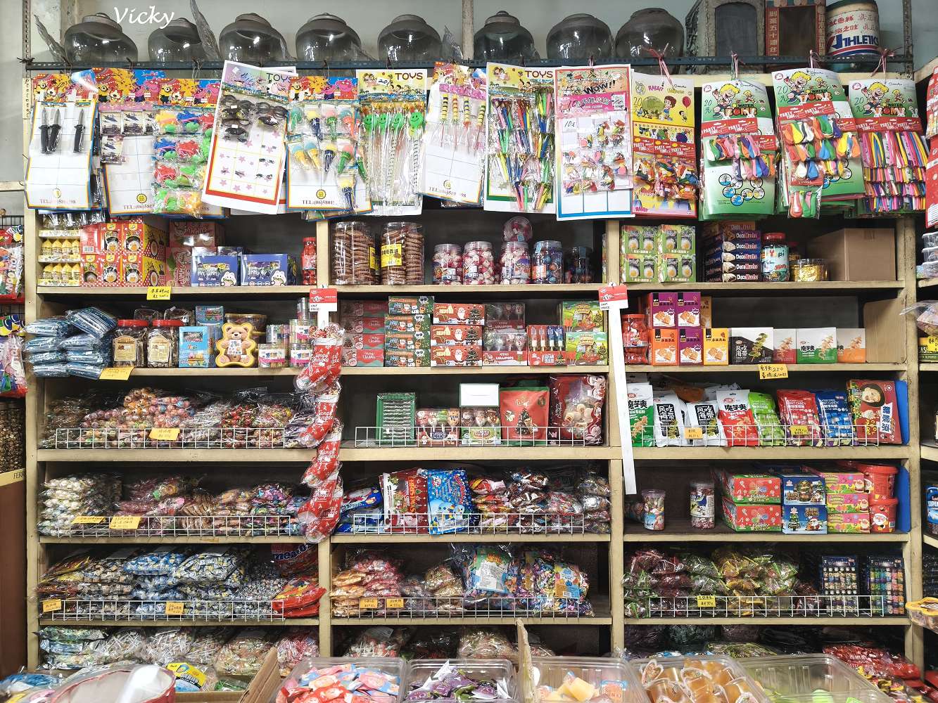 台南中西區 進興糖果行：穿越時空的甜蜜寶藏！從懷舊抽抽樂到異國軟糖，大人小孩的夢幻批發天堂