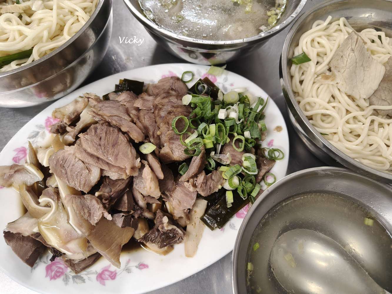 台南南區美食︱國民路 國棟麵店：巨無霸 大碗麵！早上6點就開賣，滷味隨便切都好吃，絕對是高 CP 值早餐