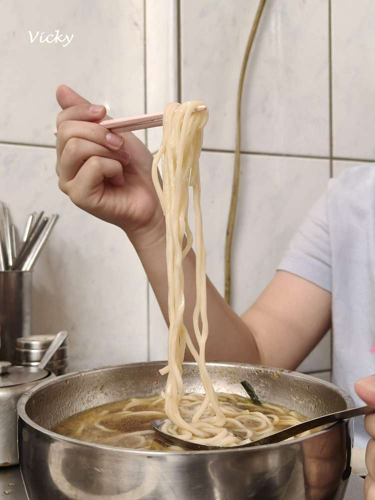 台南南區美食︱國民路 國棟麵店：巨無霸 大碗麵！早上6點就開賣，滷味隨便切都好吃，絕對是高 CP 值早餐