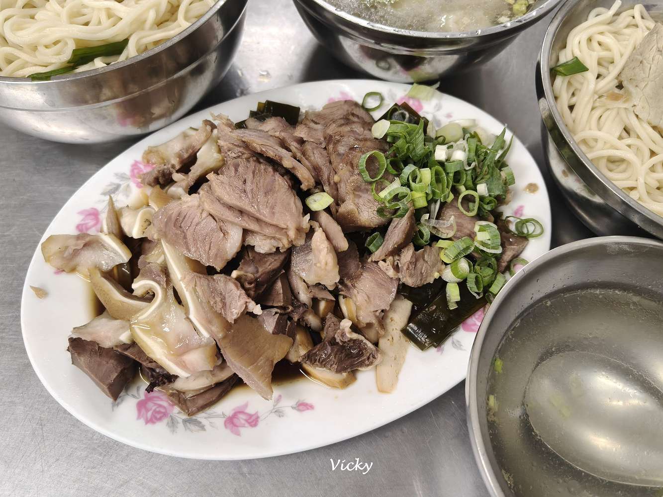 台南南區美食︱國民路 國棟麵店：巨無霸 大碗麵！早上6點就開賣，滷味隨便切都好吃，絕對是高 CP 值早餐