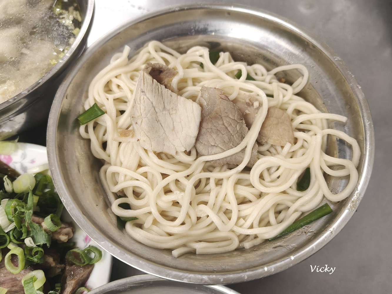 台南南區美食︱國民路 國棟麵店：巨無霸 大碗麵！早上6點就開賣，滷味隨便切都好吃，絕對是高 CP 值早餐