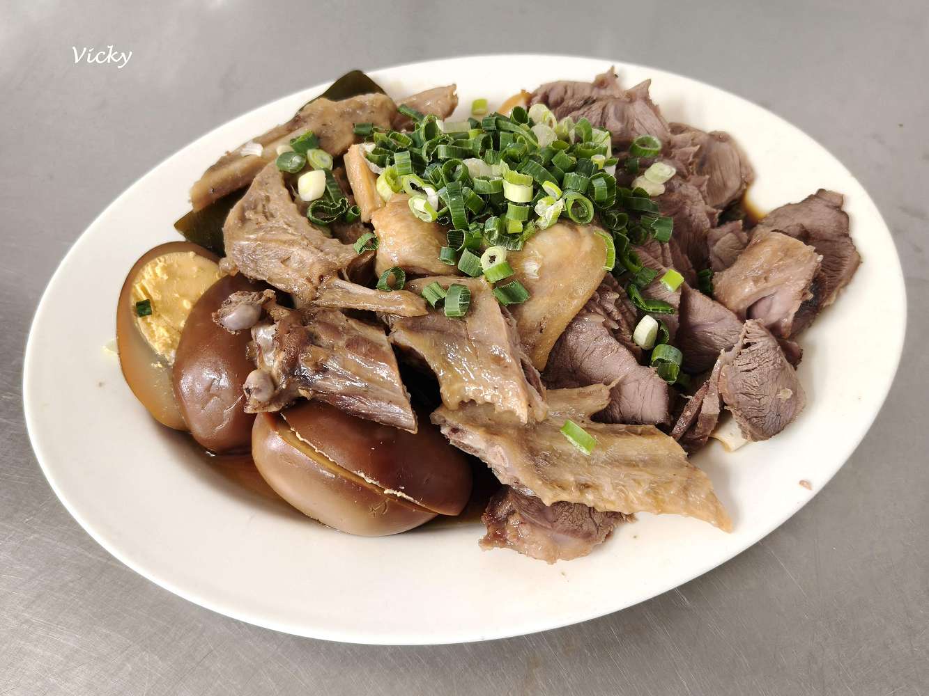 台南南區美食︱國民路 國棟麵店：巨無霸 大碗麵！早上6點就開賣，滷味隨便切都好吃，絕對是高 CP 值早餐