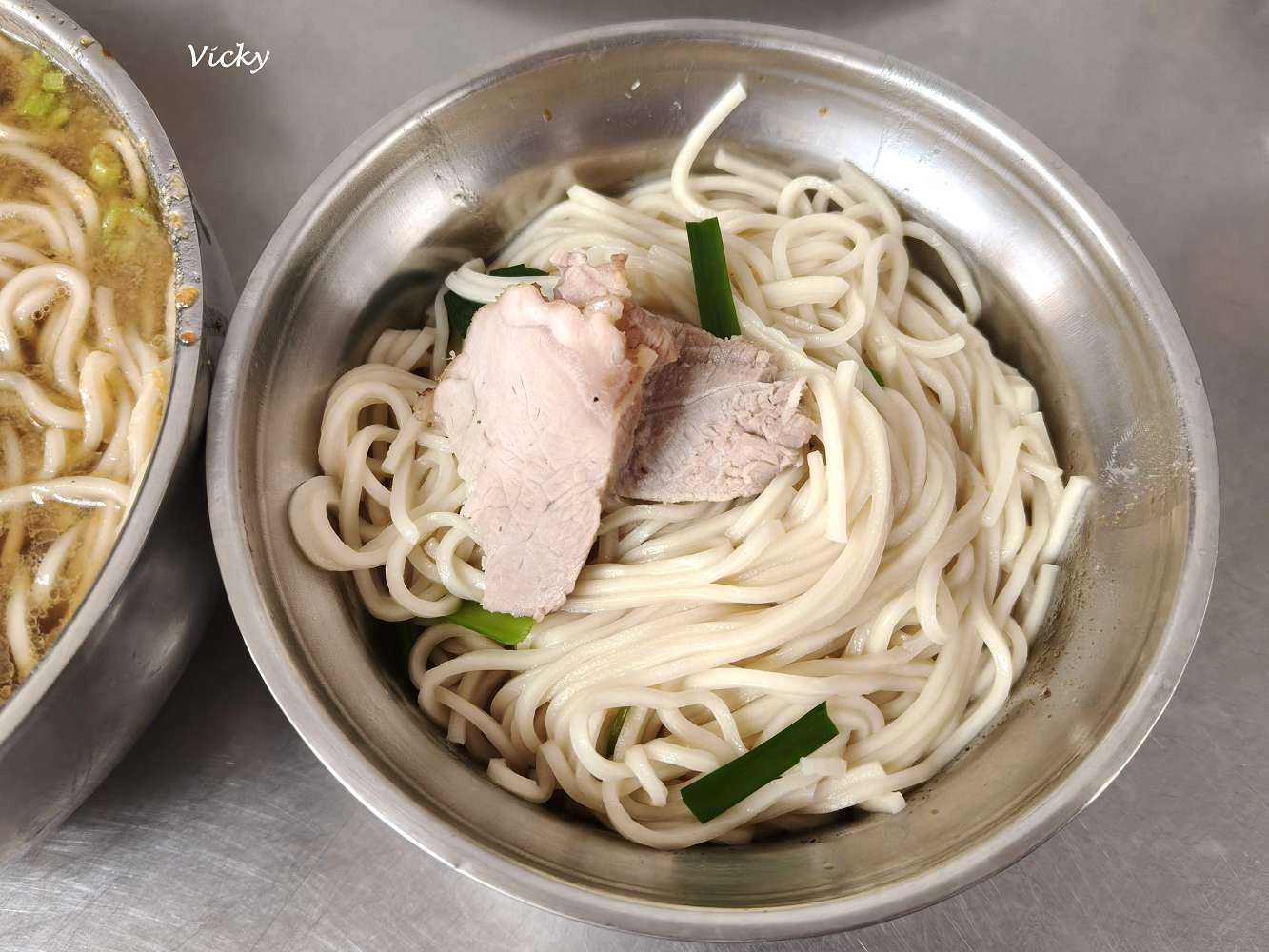 台南南區美食︱國民路 國棟麵店：巨無霸 大碗麵！早上6點就開賣，滷味隨便切都好吃，絕對是高 CP 值早餐