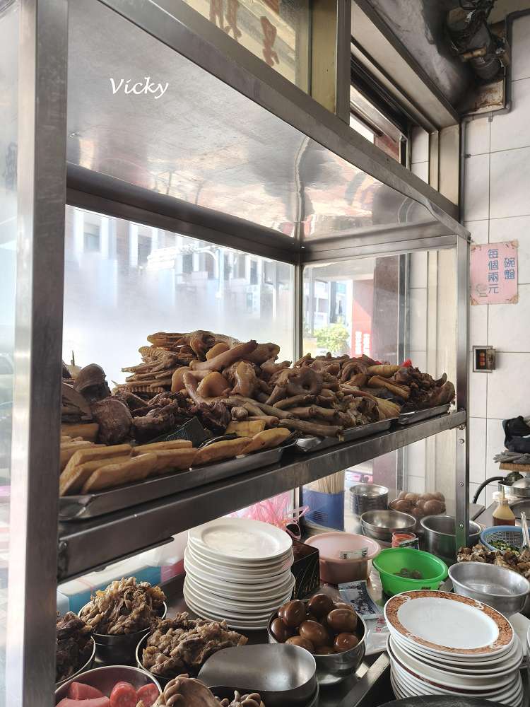 台南南區美食︱國民路 國棟麵店：巨無霸 大碗麵！早上6點就開賣，滷味隨便切都好吃，絕對是高 CP 值早餐