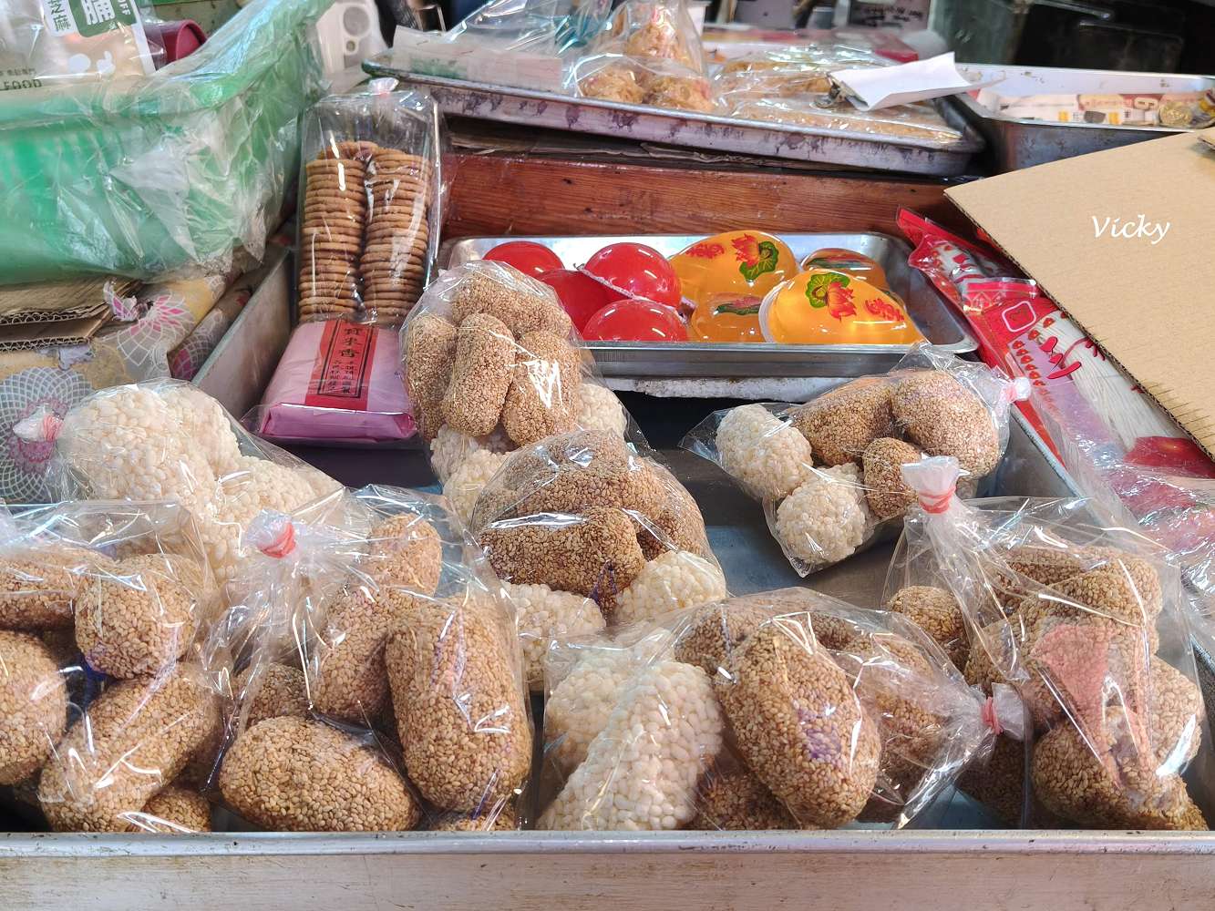 台南神農街美食︱寶來香餅舖：隱身老街的百年餅香，穿越時空的古早味！必買黑糖椪餅、台式馬卡龍