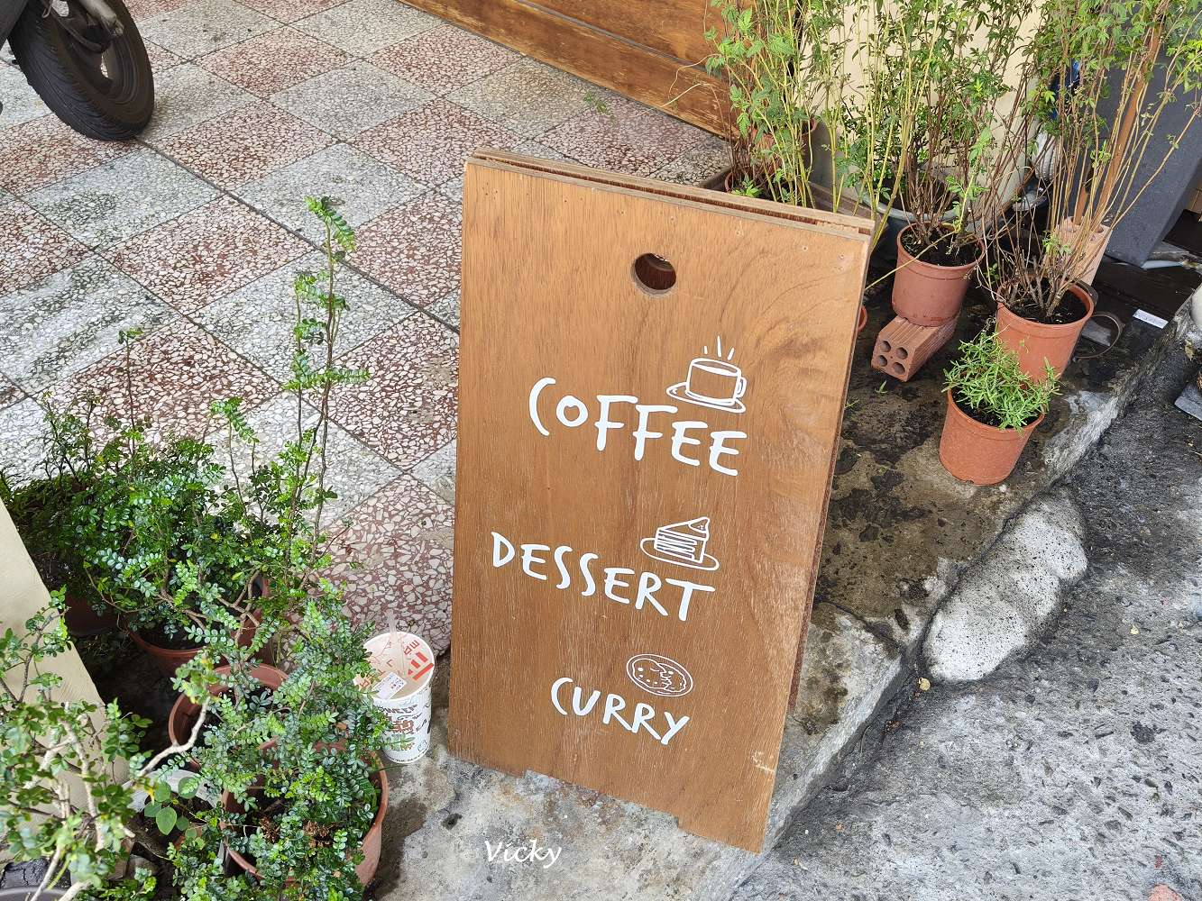 台南東區美食︱咖裏：裕豐街日系雜誌風餐廳，品嘗熟成咖哩與特調飲品，附菜單