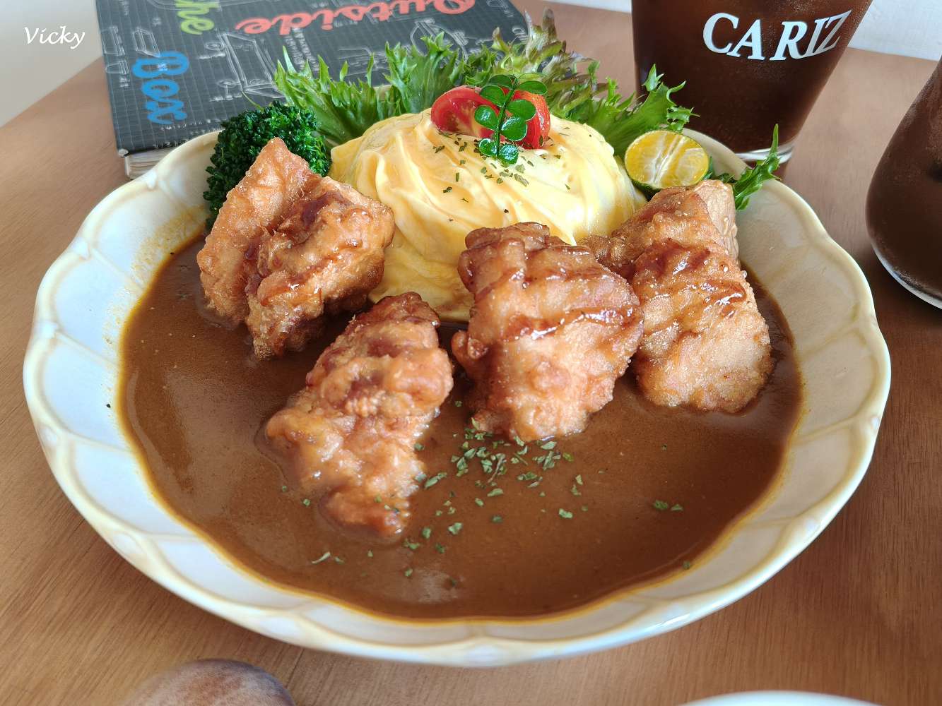 台南東區美食︱咖裏：裕豐街日系雜誌風餐廳，品嘗熟成咖哩與特調飲品，附菜單