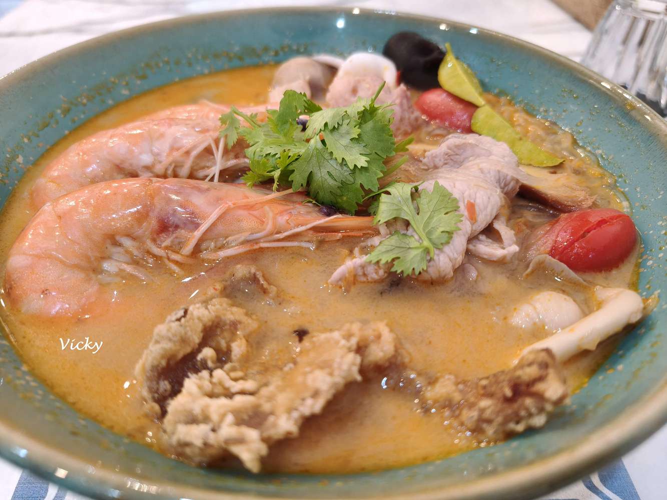 台南中西區美食｜芙樂菈露 泰式冬蔭功：民權路上的綠意秘境，老闆娘親種香料的溫暖滋味！附菜單