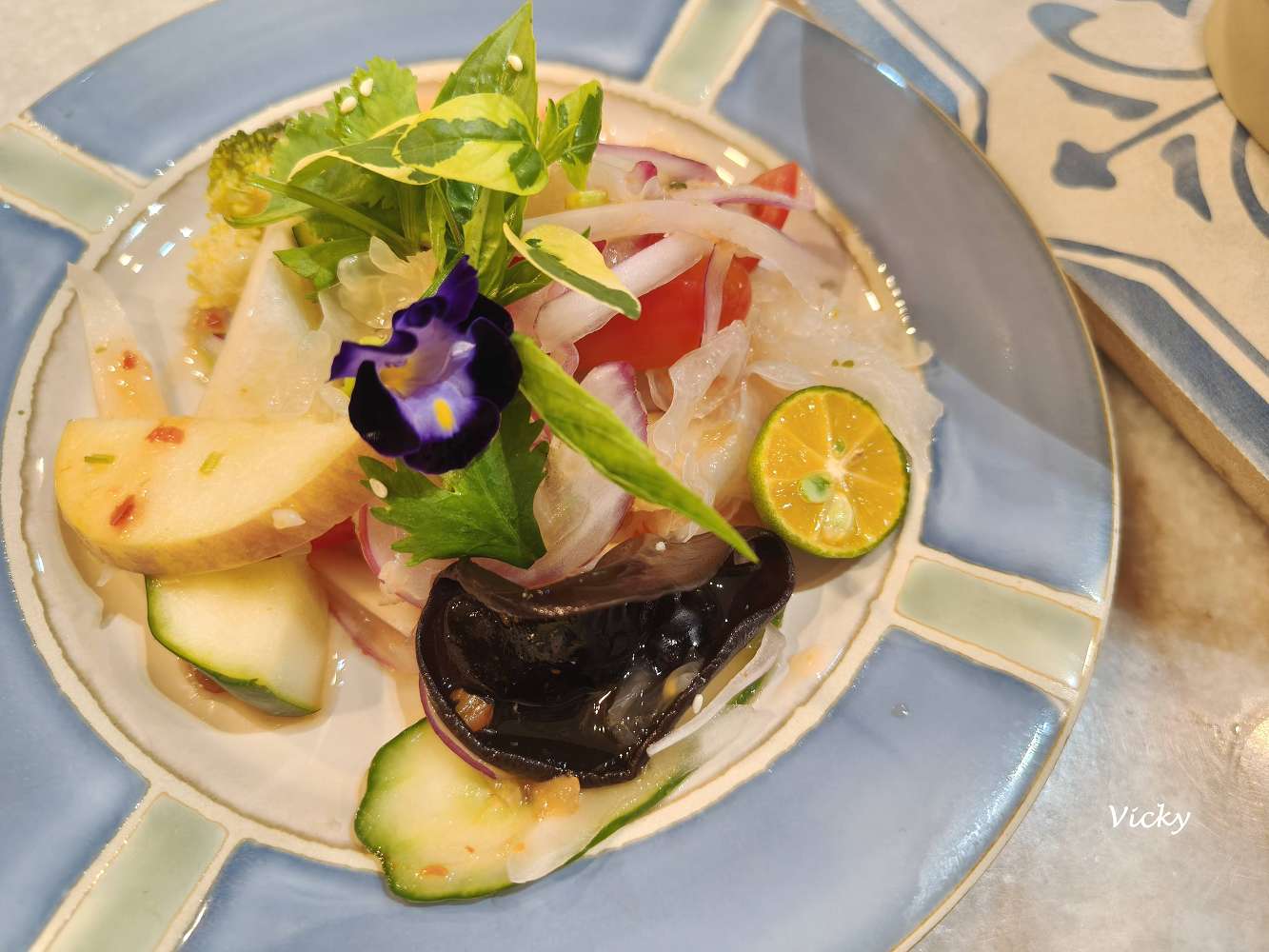 台南中西區美食|芙樂菈露 泰式冬蔭功:民權路上的綠意秘境,老闆娘親種香料的溫暖滋味!2026最新菜單 台南中西區美食|芙樂菈露 泰式冬蔭功:民權路上的綠意秘境,老闆娘親種香料的溫暖滋味!2026最新菜單