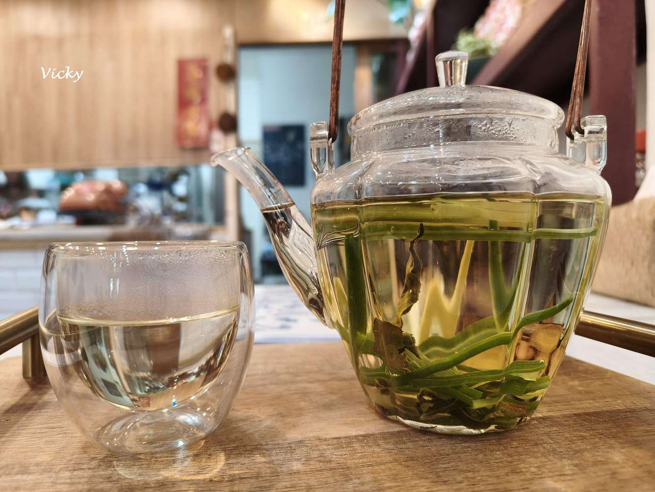 台南中西區美食｜芙樂菈露 泰式冬蔭功：民權路上的綠意秘境，老闆娘親種香料的溫暖滋味！附菜單