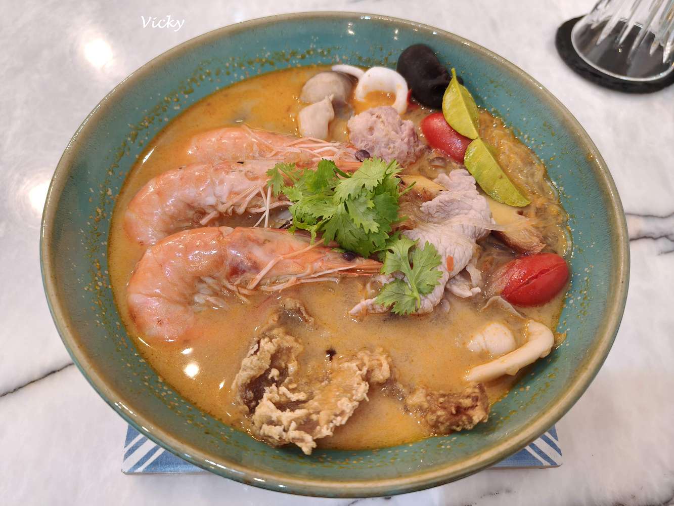 網站近期文章：台南中西區美食｜芙樂菈露 泰式冬蔭功：民權路上的綠意秘境，老闆娘親種香料的溫暖滋味！附菜單