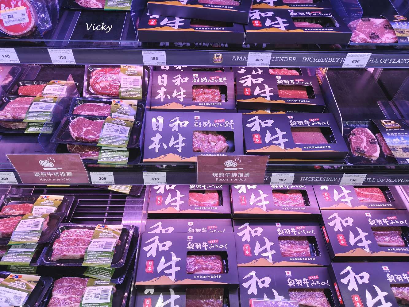 台南超市推薦|南紡購物中心 Mia C’bon 超好逛!代客煎牛排、好市多同款益生雞、異國醬料控必收,打破百貨超市貴桑桑的迷思! 台南超市推薦|南紡購物中心 Mia C’bon 超好逛!代客煎牛排、好市多同款益生雞、異國醬料控必收,打破百貨超市貴桑桑的迷思!