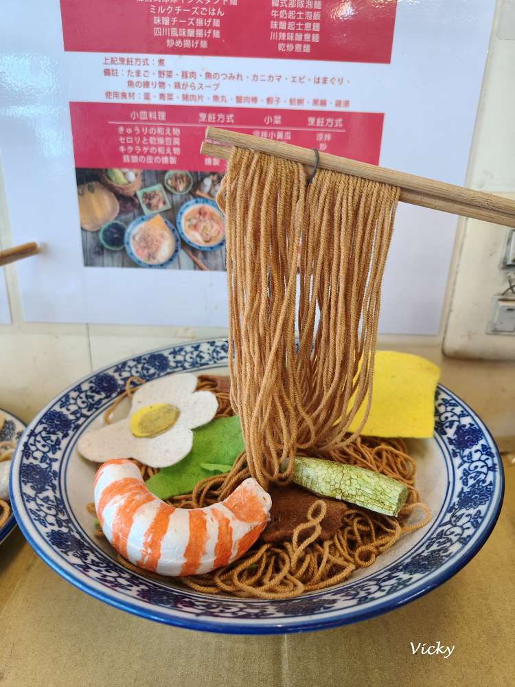 台南 隆田 買記鍋燒意麵：車站前的人氣鍋燒店，鹹酥雞也能一起點！多國語言菜單超國際化