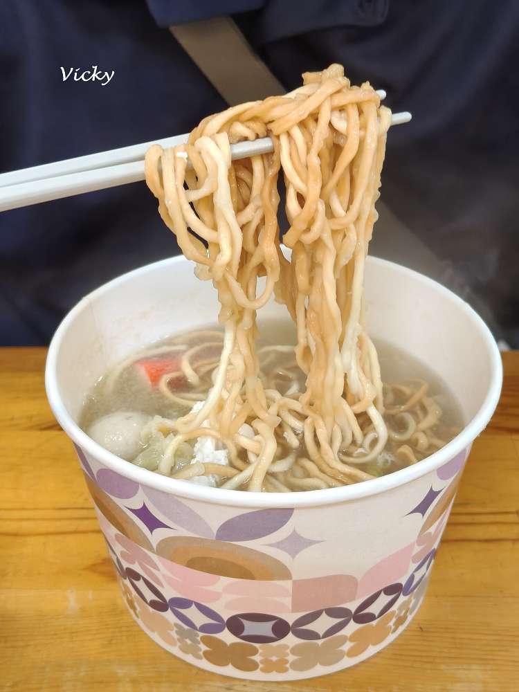 台南 隆田 買記鍋燒意麵：車站前的人氣鍋燒店，鹹酥雞也能一起點！多國語言菜單超國際化