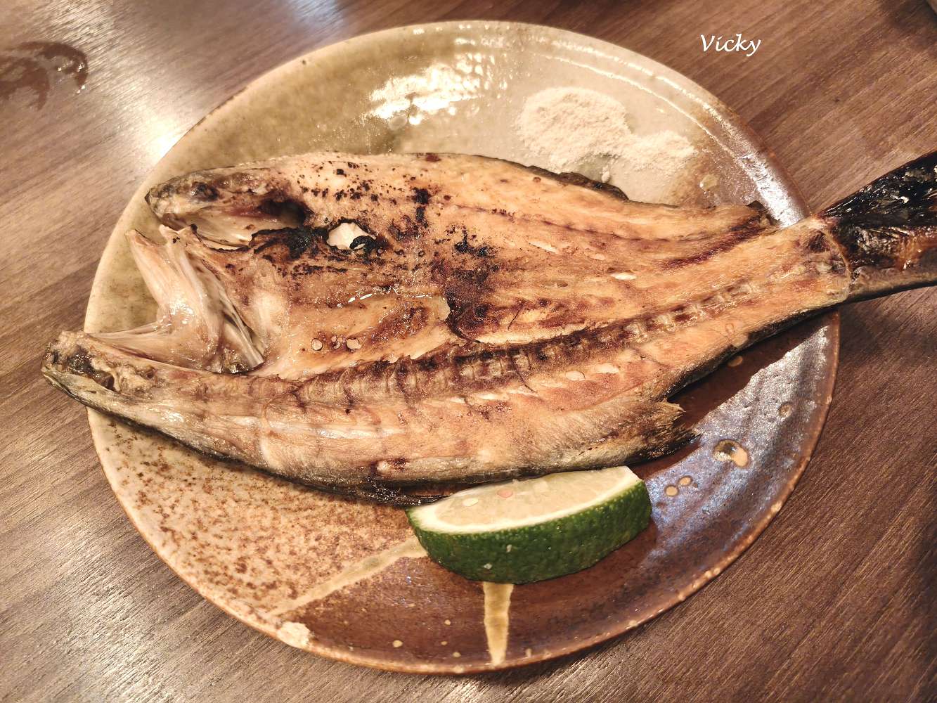 台南中西區美食｜樂樂日式本格居酒屋：一秒飛日本！妮妮妹狂嗑三盤炒麵，不喝酒也能享受的道地深夜食堂，附菜單