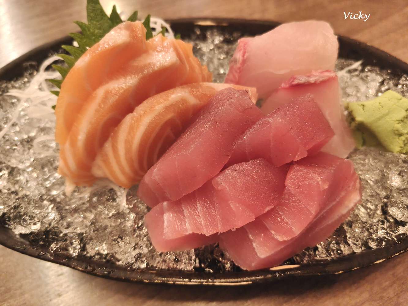 台南中西區美食｜樂樂日式本格居酒屋：一秒飛日本！妮妮妹狂嗑三盤炒麵，不喝酒也能享受的道地深夜食堂，附菜單