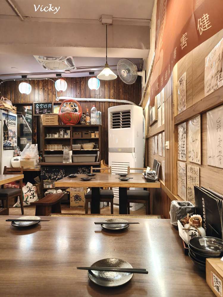 台南中西區美食｜樂樂日式本格居酒屋：一秒飛日本！妮妮妹狂嗑三盤炒麵，不喝酒也能享受的道地深夜食堂，附菜單