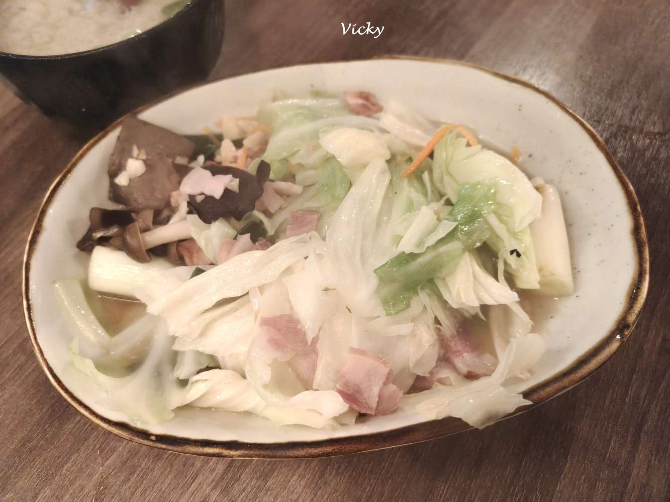 台南中西區美食｜樂樂日式本格居酒屋：一秒飛日本！妮妮妹狂嗑三盤炒麵，不喝酒也能享受的道地深夜食堂，附菜單