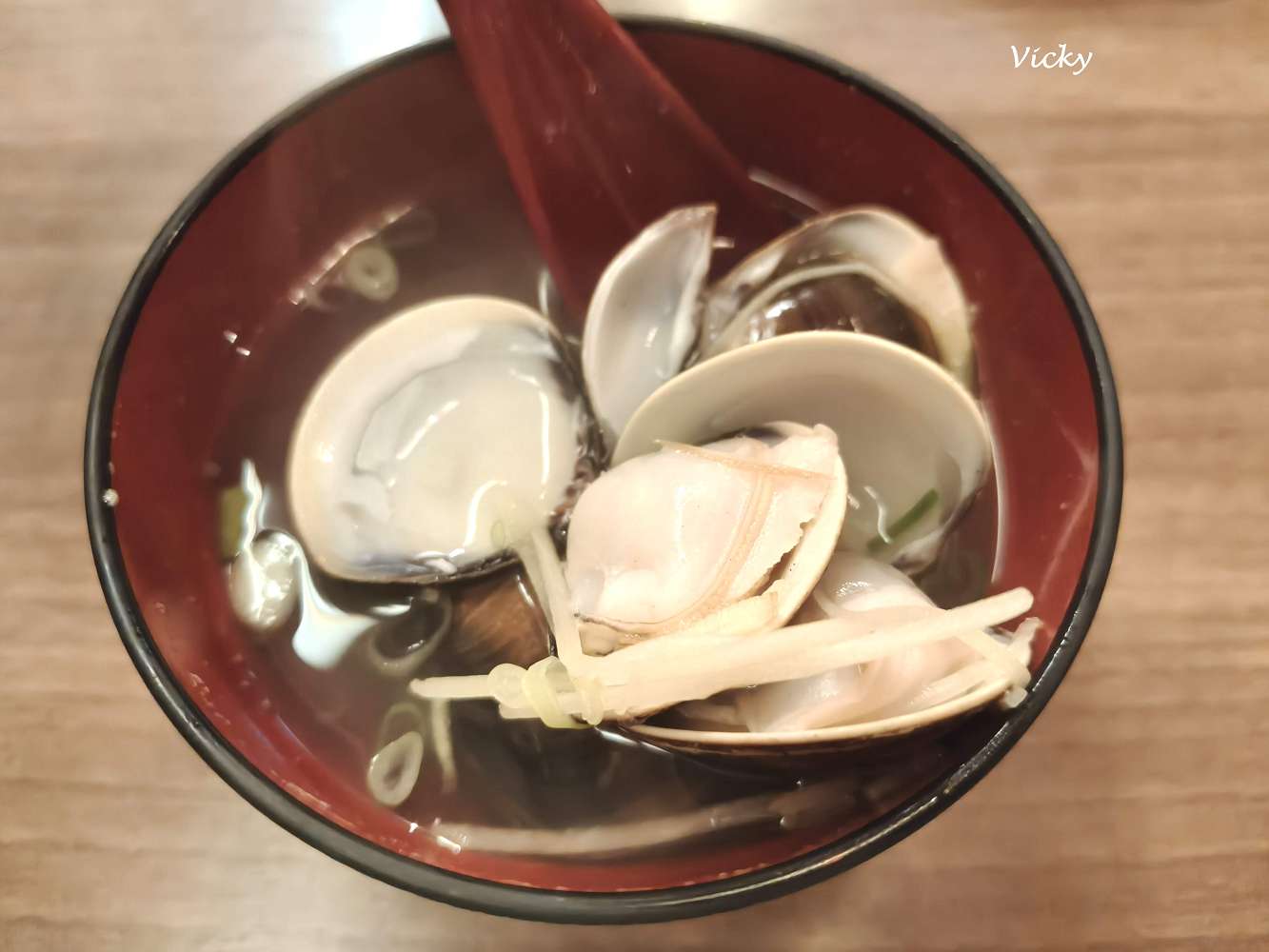 台南中西區美食｜樂樂日式本格居酒屋：一秒飛日本！妮妮妹狂嗑三盤炒麵，不喝酒也能享受的道地深夜食堂，附菜單